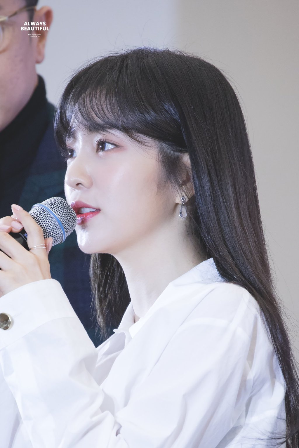 가오나시를 보고 당황한 아이린.gif | 인스티즈