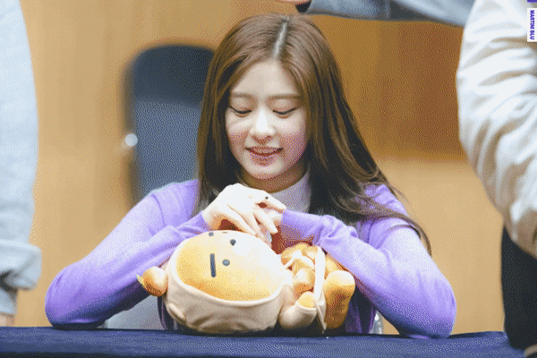 애잔한 개굴아씨 아이즈원 김민주.jpgif | 인스티즈