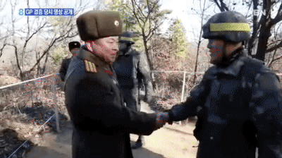 우리 측이 준비한 간식 나눠먹는 남북 군인들.gif | 인스티즈