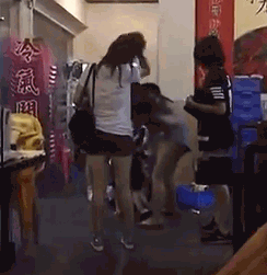 딸을 폭행하는 일진들에게 달려든 아버지.gif | 인스티즈