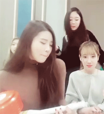 멤버들한테 너무나 사랑(?)받는 러블리즈 지애.gif | 인스티즈