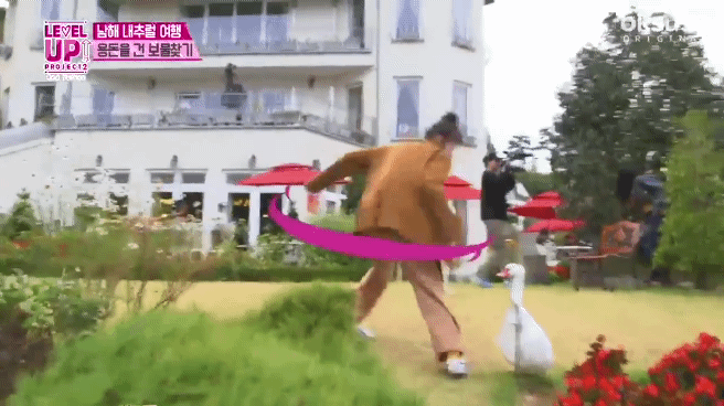 보물찾기하는 슬기.gif | 인스티즈