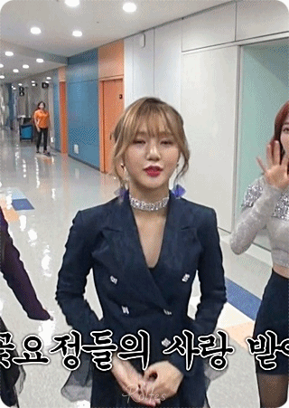 쇼챔 비하인드 오마이걸 멤버들 뽀뽀 엔딩.gif | 인스티즈