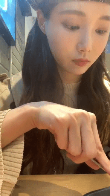 어제 3주년 기념 인스타 라이브한 모모랜드 연우.gif | 인스티즈