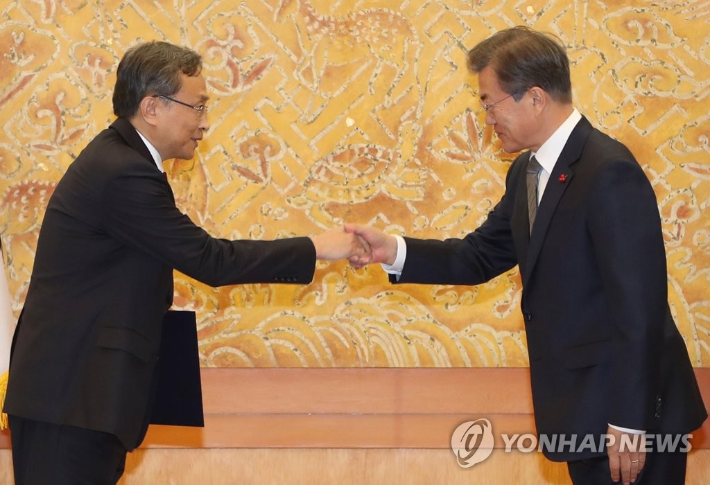 헌법재판관+헌재소장에게 임명장 수여하는 문재인 대통령 | 인스티즈