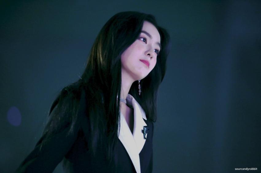 시상식에서 미모 폭격하고 다니는 아이린.jpg | 인스티즈