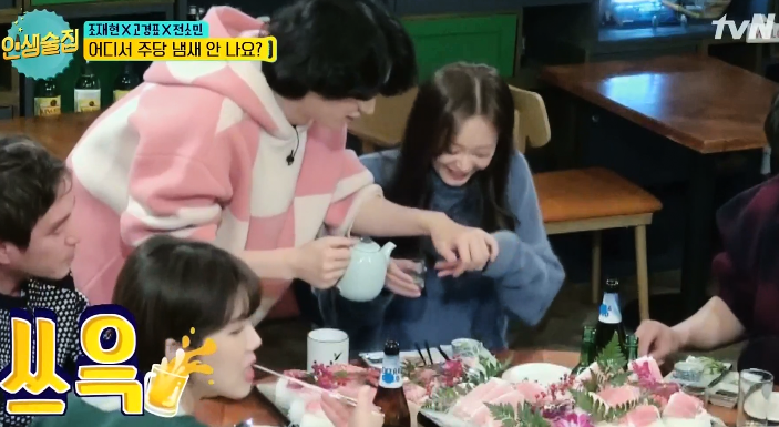 [인생술집] 전소민 손 핥으려는 김희철 ㅋㅋㅋㅋㅋㅋ.jpg | 인스티즈