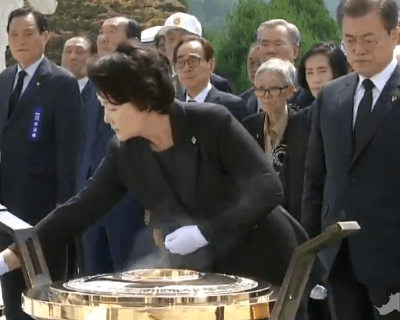 현충원 참배하는 문재인 대통령-김정숙 여사.gif | 인스티즈