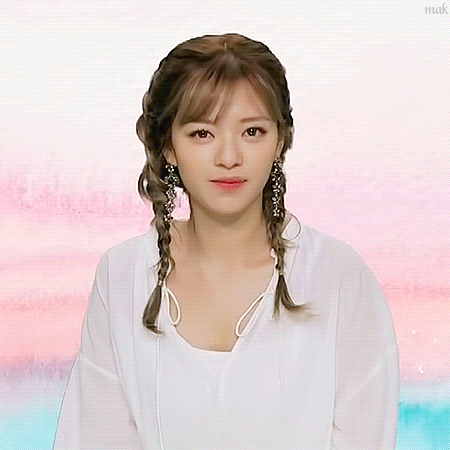 어제자 코뮤페에 똥머리하고 나타난 트와이스 정연.gif | 인스티즈