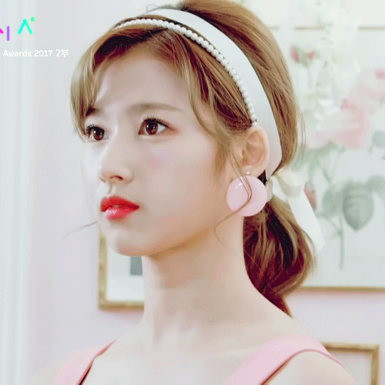 멜론뮤직어워드 트와이스 사나.gif | 인스티즈